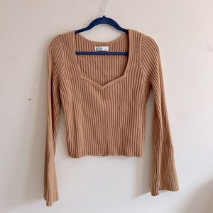 Hollister Light Brown Sweater with Bell Sleeves
Size Medium NEW WITH TAGS $15